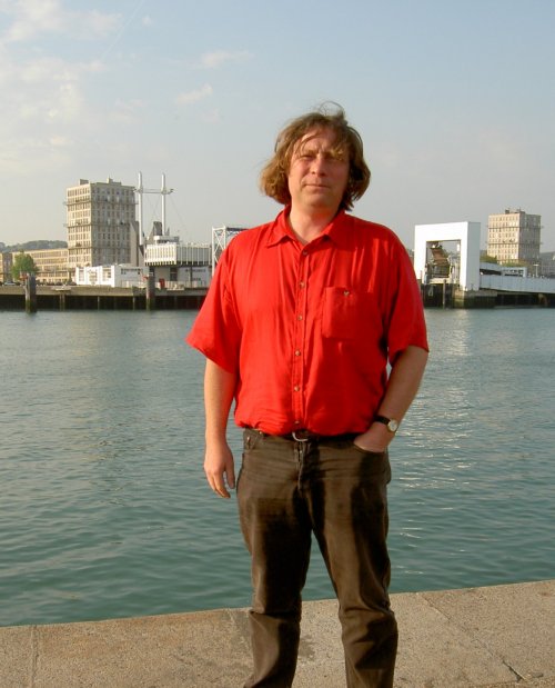 Herv&eacute; Chabannes devant la sortie du port du Havre